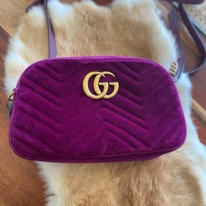 Gucci Marmont small camera bag in velvet fuschia
